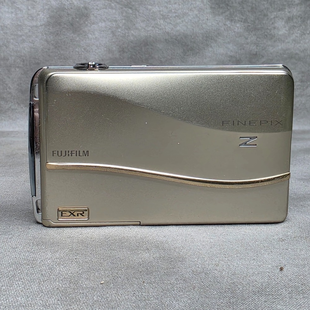FUJIFILM FinePix Z800EXR 12.0 MP Touchscreen Compact Digital Camera Tested - Picture 4 of 15